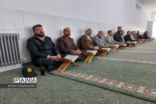 محفل انس با قرآن کریم در دبیرستان پسرانه دوره اول سیدالشهدا به‌مناسبت ایام الله دهه فجر در مهریز