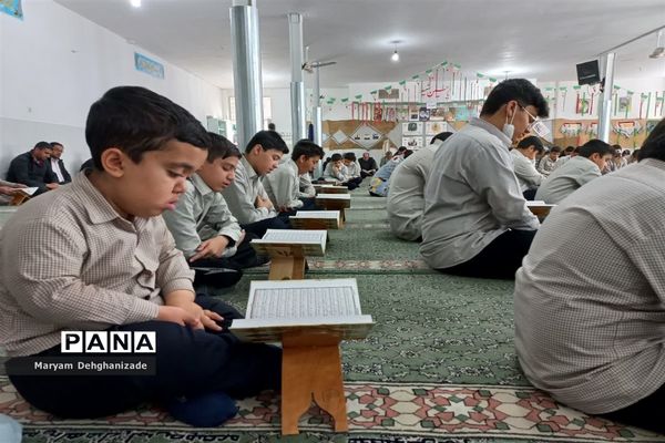 محفل انس با قرآن کریم در دبیرستان پسرانه دوره اول سیدالشهدا به‌مناسبت ایام الله دهه فجر در مهریز