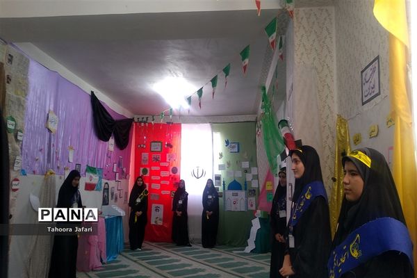 افتتاحیه نمایشگاه مدرسه انقلاب در دبیرستان نمونه دولتی رضوان