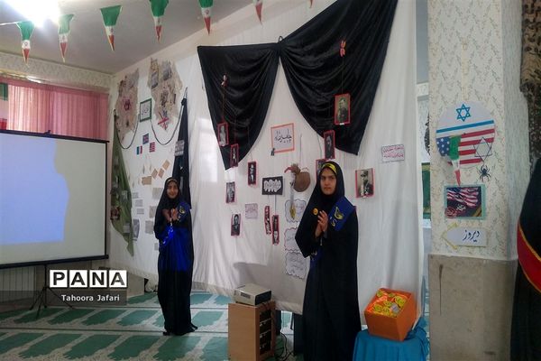 افتتاحیه نمایشگاه مدرسه انقلاب در دبیرستان نمونه دولتی رضوان