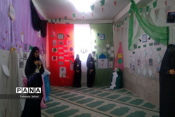 افتتاحیه نمایشگاه مدرسه انقلاب در دبیرستان نمونه دولتی رضوان