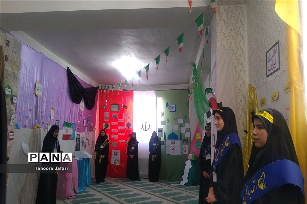 افتتاحیه نمایشگاه مدرسه انقلاب در دبیرستان نمونه دولتی رضوان