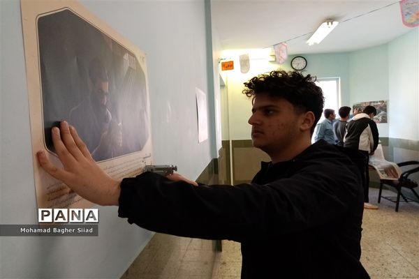 برپایی نمایشگاه انقلاب در دبیرستان نمونه آیت الله خامنه‌ای کاشمر