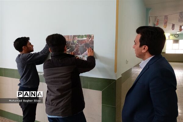 برپایی نمایشگاه انقلاب در دبیرستان نمونه آیت الله خامنه‌ای کاشمر