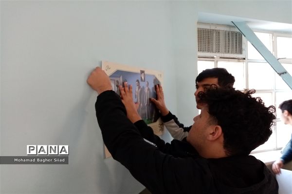 برپایی نمایشگاه انقلاب در دبیرستان نمونه آیت الله خامنه‌ای کاشمر