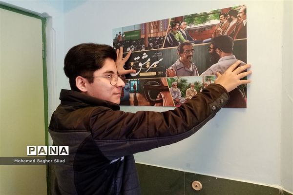 برپایی نمایشگاه انقلاب در دبیرستان نمونه آیت الله خامنه‌ای کاشمر