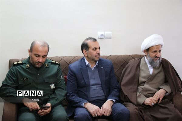 دیدار مسئولان با خانواده شهدای شهرستان‌قرچک