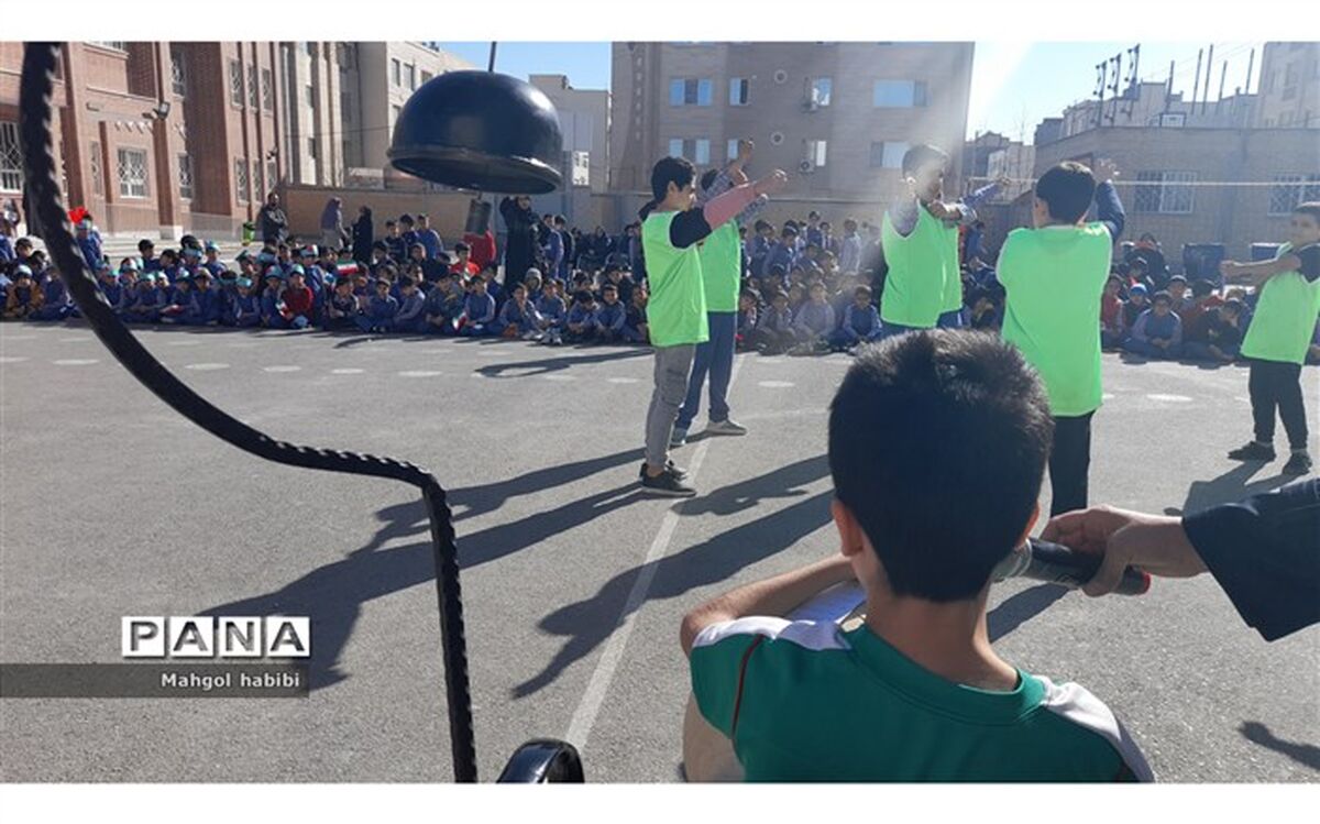 جشن دهه فجر و عید مبعث در دبستان عذرا پورشهریاری یک مشهد/ فیلم