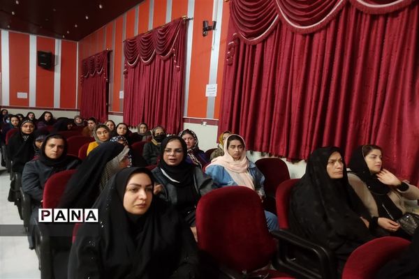 جلسه آموزش خانواده ویژه اولیا دانش‌آموزان در محمودآباد