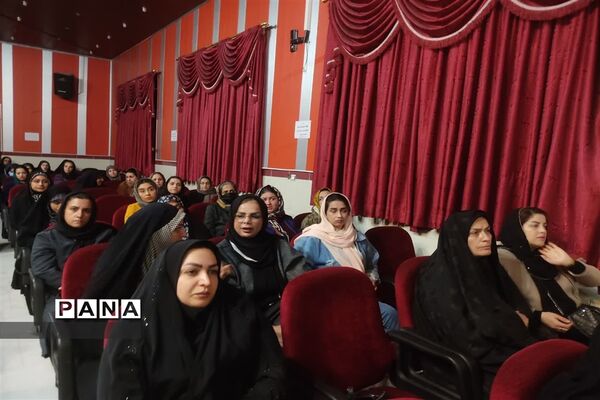 جلسه آموزش خانواده ویژه اولیا دانش‌آموزان در محمودآباد