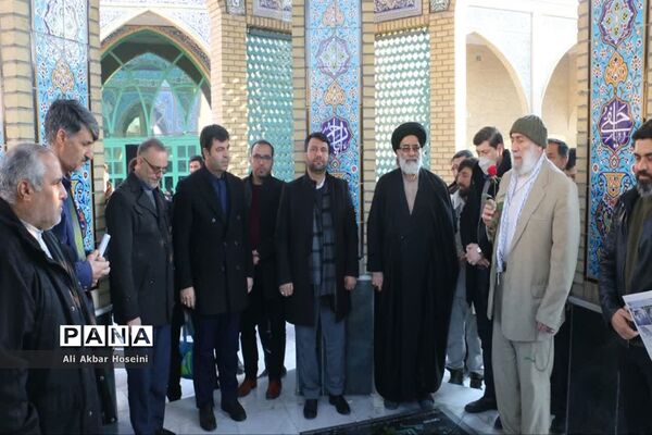 گل باران مزار شهدای گمنام شهرستان ورامین