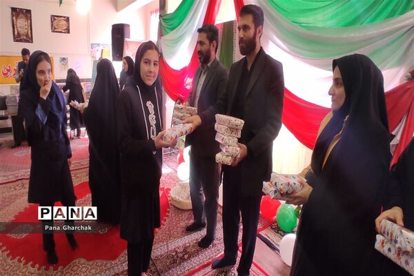 برگزاری مانور یاوران انقلاب در دبیرستان حضرت زینب (س) قرچک‌