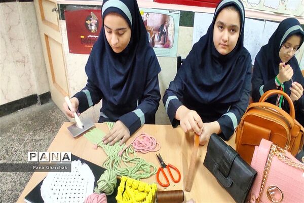 برگزاری مانور یاوران انقلاب در دبیرستان حضرت زینب (س) قرچک‌