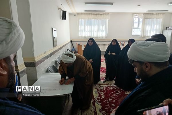 برپایی نمایشگاه «مدرسه انقلاب» در دبیرستان حضرت خدیجه(س) جعفرآباد قم