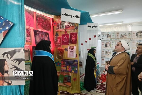 برپایی نمایشگاه «مدرسه انقلاب» در دبیرستان حضرت خدیجه(س) جعفرآباد قم