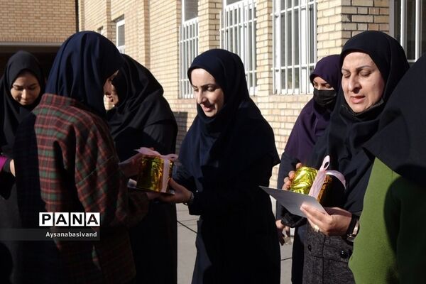برگزاری مراسم تقدیر از دانش‌آموزان برتر و ساعی دبیرستان عترت