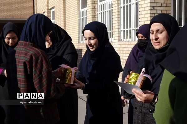 برگزاری مراسم تقدیر از دانش‌آموزان برتر و ساعی دبیرستان عترت