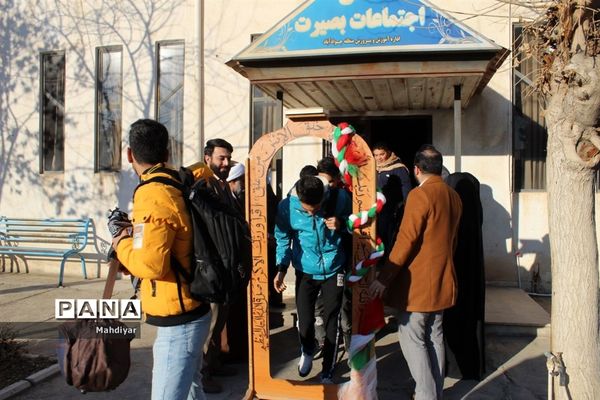 بدرقه دانش‌آموزان به اردو راهیان نور شهر جوادآباد