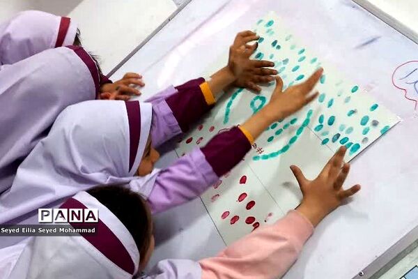 بزرگداشت ایام‌الله دهه فجر در مدارس ناحیه یک شهرری