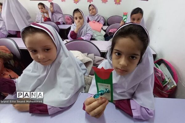 بزرگداشت ایام‌الله دهه فجر در مدارس ناحیه یک شهرری