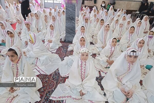 جشن عبادت و بندگی دانش‌آموزان دختر دبستان عصمت نصیرشهر