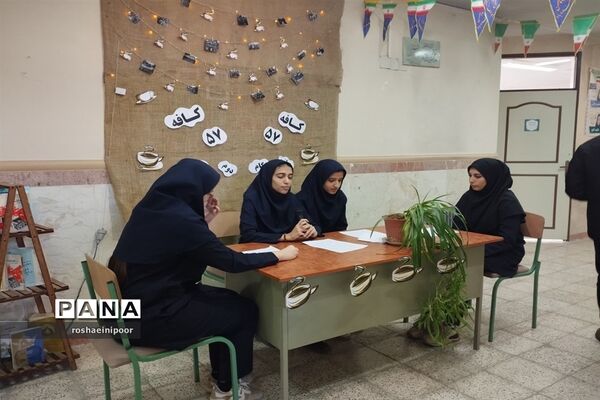 افتتاحیه نمایشگاه مدرسه انقلاب در دبیرستان هفده شهریور شهرستان فیروزکوه