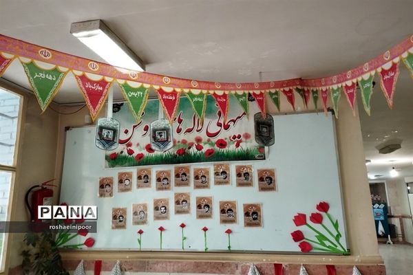 افتتاحیه نمایشگاه مدرسه انقلاب در دبیرستان هفده شهریور شهرستان فیروزکوه