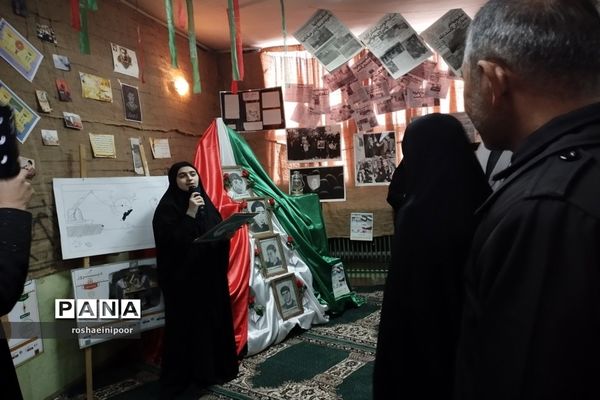 افتتاحیه نمایشگاه مدرسه انقلاب در دبیرستان هفده شهریور شهرستان فیروزکوه