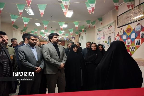 افتتاحیه نمایشگاه مدرسه انقلاب در دبیرستان هفده شهریور شهرستان فیروزکوه