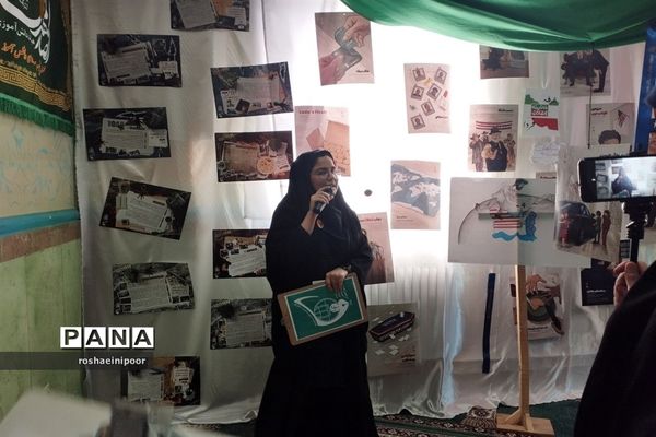 افتتاحیه نمایشگاه مدرسه انقلاب در دبیرستان هفده شهریور شهرستان فیروزکوه