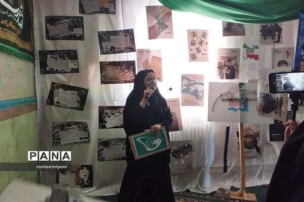 افتتاحیه نمایشگاه مدرسه انقلاب در دبیرستان هفده شهریور شهرستان فیروزکوه