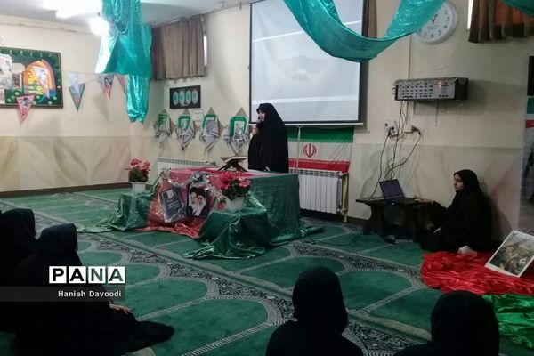 مراسم جشن دهه فجر در دبیرستان شهید برقعی یک قم