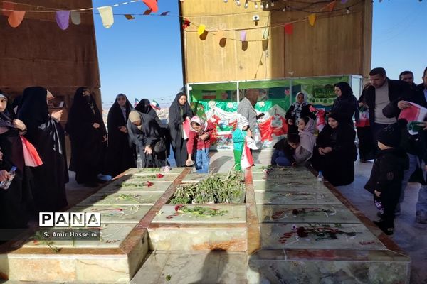 گلباران مزار شهدای قم در دهه فجر