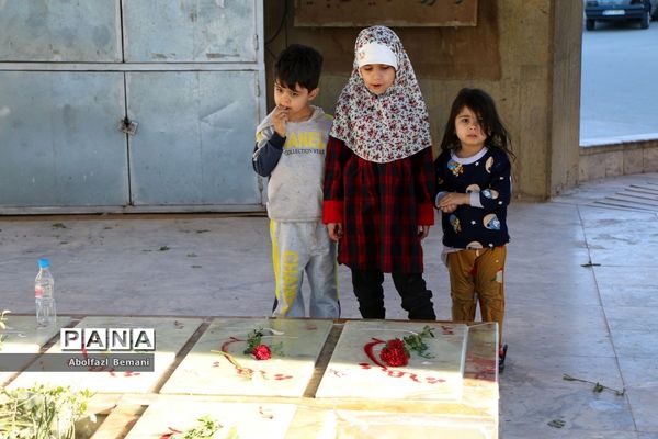 گلباران مزار شهدای قم در دهه فجر