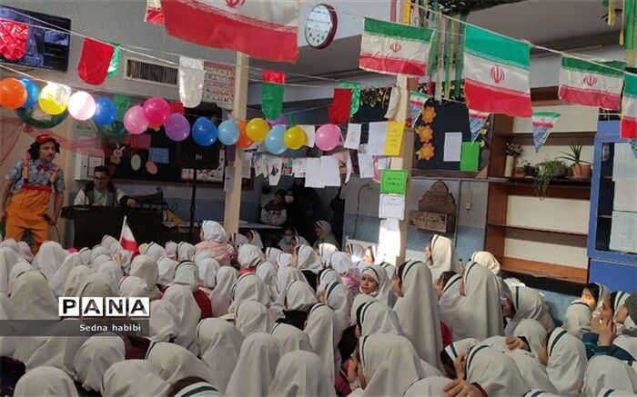جشن‌های دهه فجر در مدارس، ثبت‌خاطره‌های شیرین ملی برای دانش‌آموزان است/فیلم