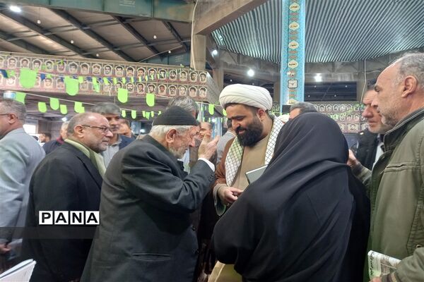 میز خدمت در نمازجمعه شهرستان قدس به‌مناسبت دهه فجر در شهرستان قدس