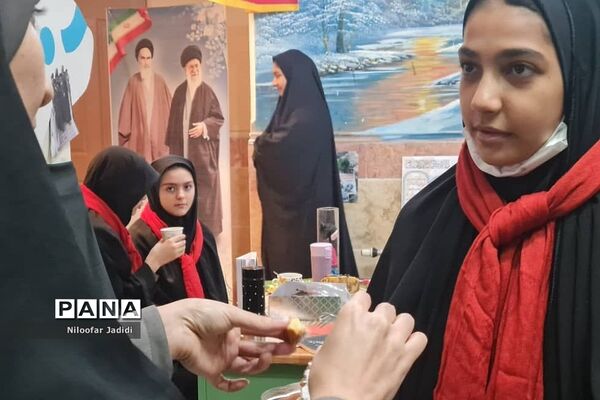 نمایشگاه مدرسه انقلاب در دبیرستان شاهد بهشت رباط‌کریم