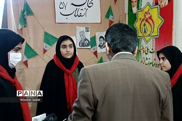 نمایشگاه مدرسه انقلاب در دبیرستان شاهد بهشت رباط‌کریم