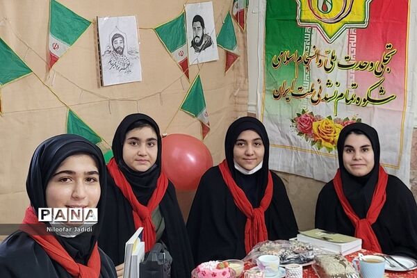 نمایشگاه مدرسه انقلاب در دبیرستان شاهد بهشت رباط‌کریم