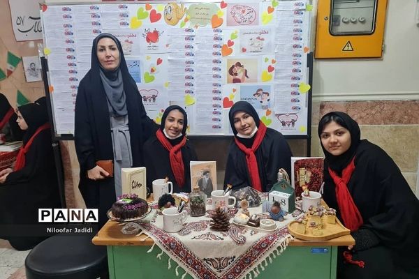 نمایشگاه مدرسه انقلاب در دبیرستان شاهد بهشت رباط‌کریم