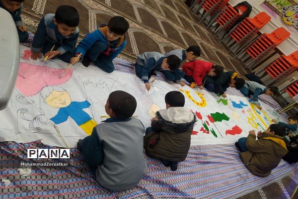 اجرای نقاشی همگانی یاران حاج قاسم در دبستان شاهد کاشمر