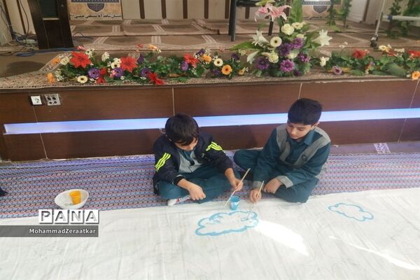 اجرای نقاشی همگانی یاران حاج قاسم در دبستان شاهد کاشمر
