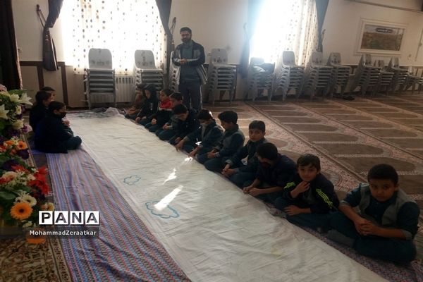 اجرای نقاشی همگانی یاران حاج قاسم در دبستان شاهد کاشمر