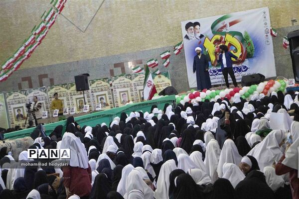 جشن دو هزار نفری دانش‌آموزان یزدی