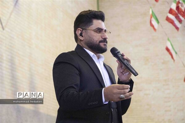جشن دو هزار نفری دانش‌آموزان یزدی