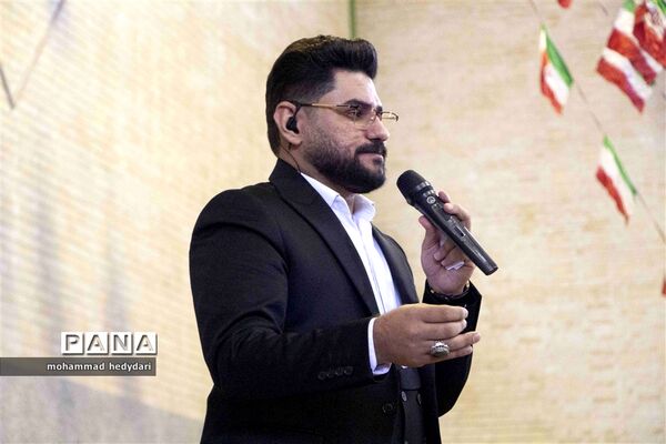 جشن دو هزار نفری دانش‌آموزان یزدی