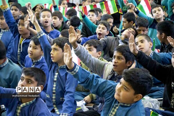 جشن دو هزار نفری دانش‌آموزان یزدی