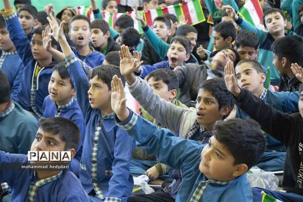 جشن دو هزار نفری دانش‌آموزان یزدی