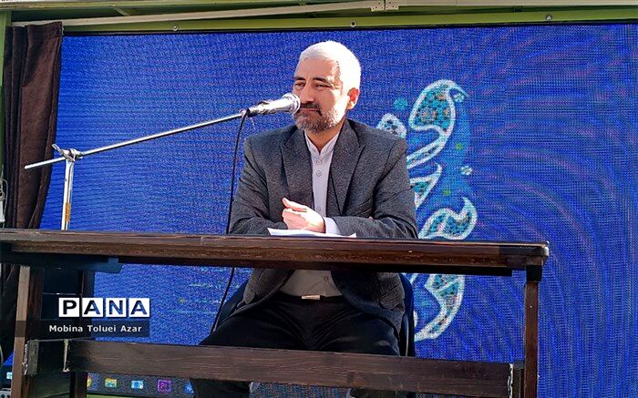 فضای مجازی همچون اقیانوسی عظیم، حجم اطلاعات بسیاری را به دانش‌آموزان منتقل می‌کند
