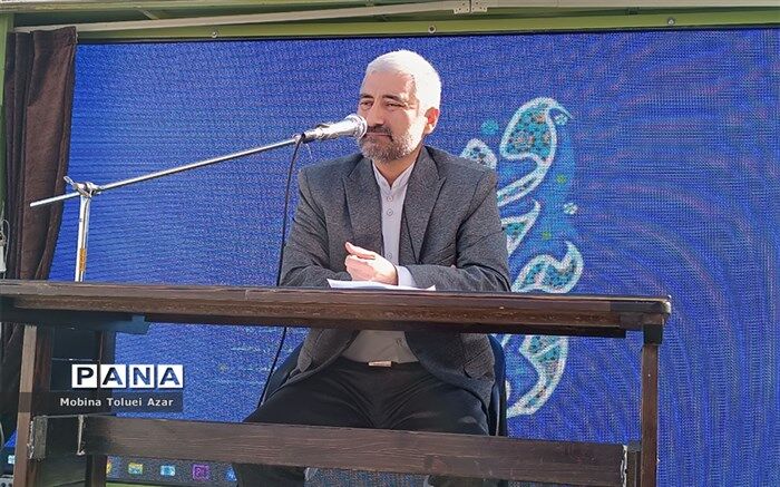 فضای مجازی همچون اقیانوسی عظیم، حجم اطلاعات بسیاری را به دانش‌آموزان منتقل می‌کند